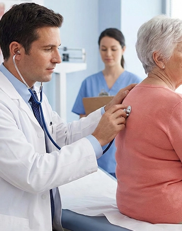 Médico tratando paciente